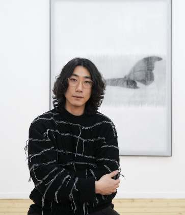 Jaewon Kim in seiner Ausstellung Foto Alum Lee
